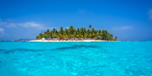 Ilha de san andres, na colômbia, mar azul, águas cristalinas, caribe colobiano.